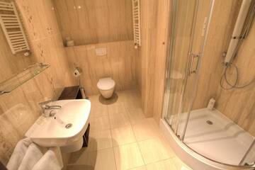 Фото номера Улучшенный двухместный номер с 1 кроватью Отель Hotel Korona г. Рыбник 8